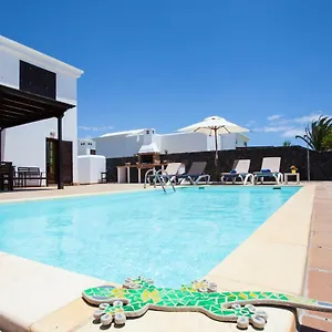  Villa Lola